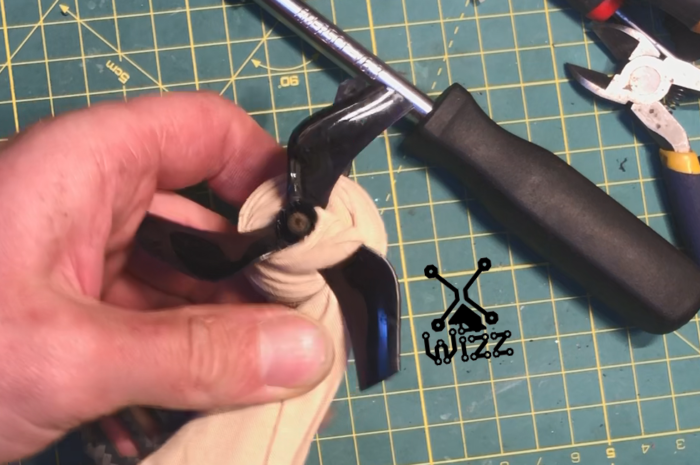 How to release/unscrew stucked drone propeller securely